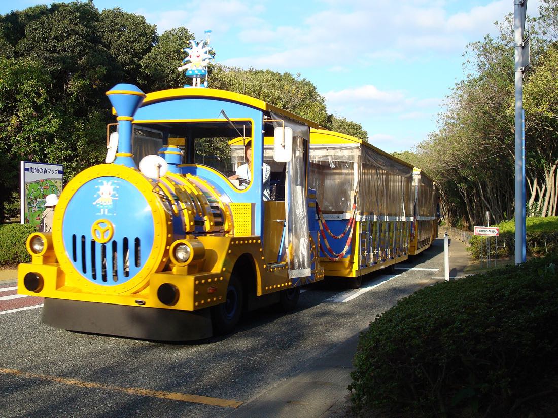 The park train running through Uminonakamichi Seaside Park